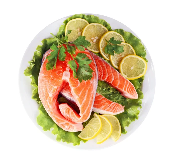 Bistecche di pesce rosso con limone e prezzemolo in piatto — Foto Stock