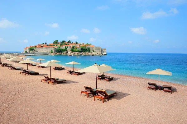 Praia perto da ilha Sveti Stefan em Montenegro — Fotografia de Stock