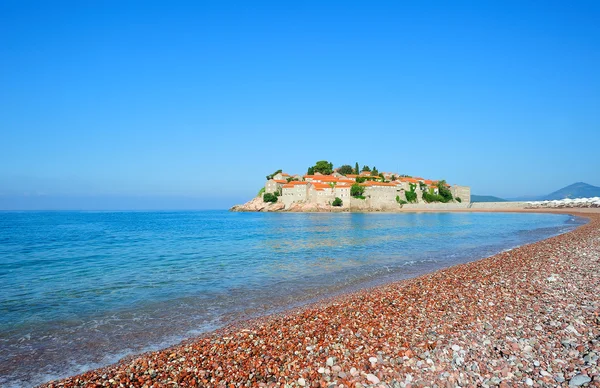 Praia perto da ilha Sveti Stefan em Montenegro — Fotografia de Stock