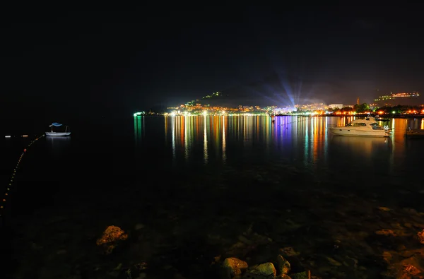 Paisaje nocturno de la ciudad turística Budva en Montenegro — Foto de Stock