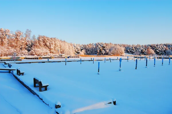 Пристань зимой — стоковое фото