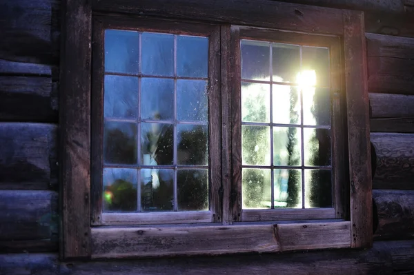 Окно норвежской хижины — стоковое фото