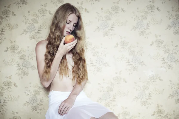 桃と美しい若い女性のレトロな写真 — ストック写真