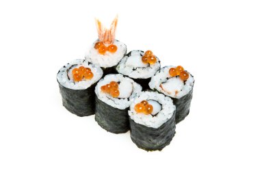 Beyaz bir arka plan üzerinde izole karides ile Maki sushi rulo