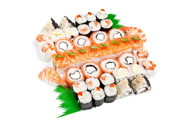 Sushi set - olika typer av maki sushi och rullar — Stockfoto