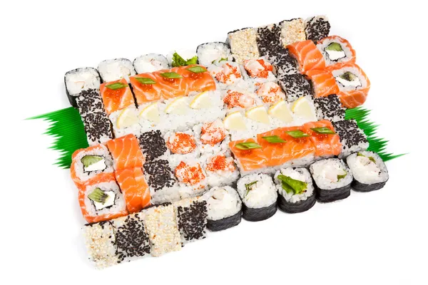 Sushi-Set - verschiedene Arten von Maki-Sushi und Brötchen — Stockfoto