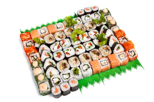 Sushi-Set - verschiedene Arten von Maki-Sushi und Brötchen — Stockfoto