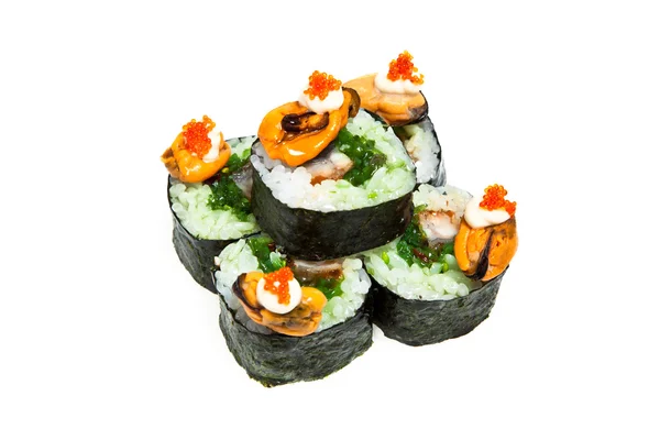 Rolos de sushi Maki com mexilhões, isolados sobre fundo branco — Fotografia de Stock