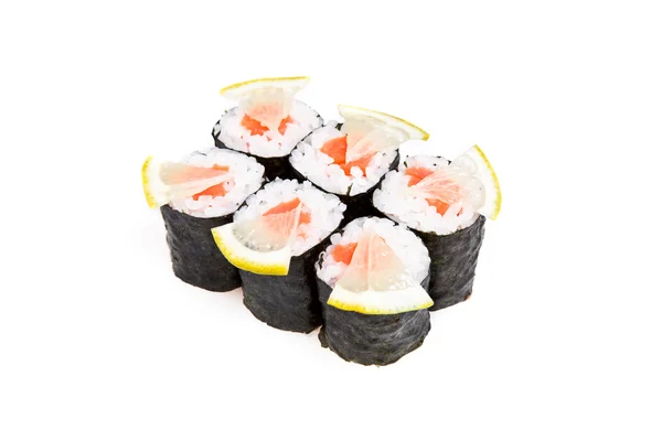 Primer plano de los rollos de sushi maki con salmón y limón — Foto de Stock