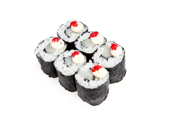 Rotoli di sushi Maki con capesante isolate su fondo bianco — Foto Stock