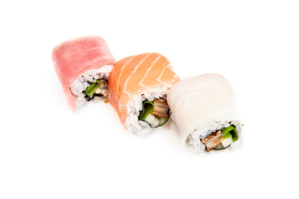 Lazackaviáros sushi tekercs a sügér, a tonhal és a lazac — Stock Fotó