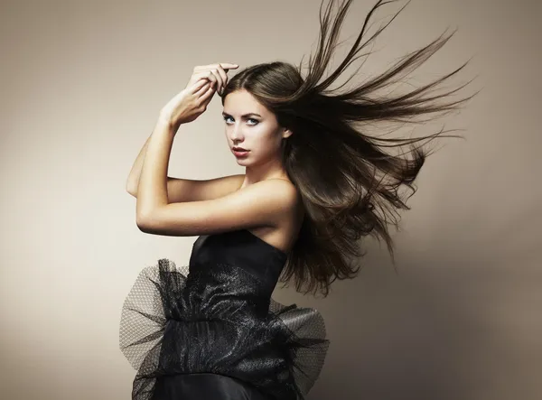 Porträtt av ung dansande kvinna med långa flödande hår — Stockfoto
