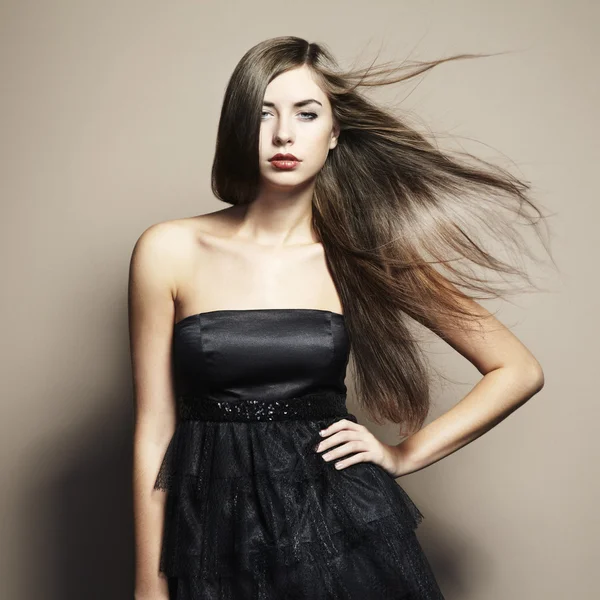 Retrato de jovem dançarina com cabelos longos e fluidos — Fotografia de Stock