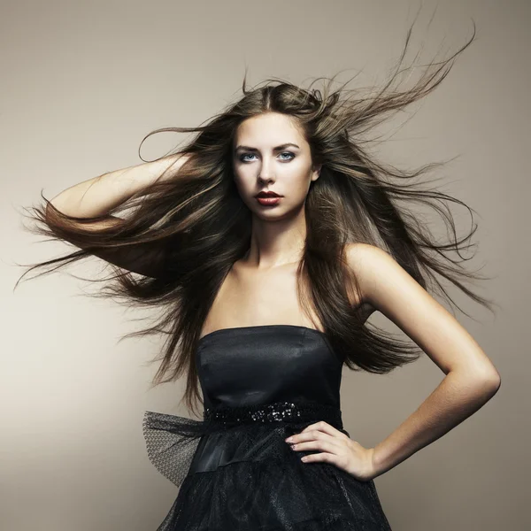 Porträtt av ung dansande kvinna med långa flödande hår — Stockfoto