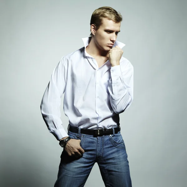 Retrato de moda de joven hombre hermoso sobre un fondo blanco — Foto de Stock