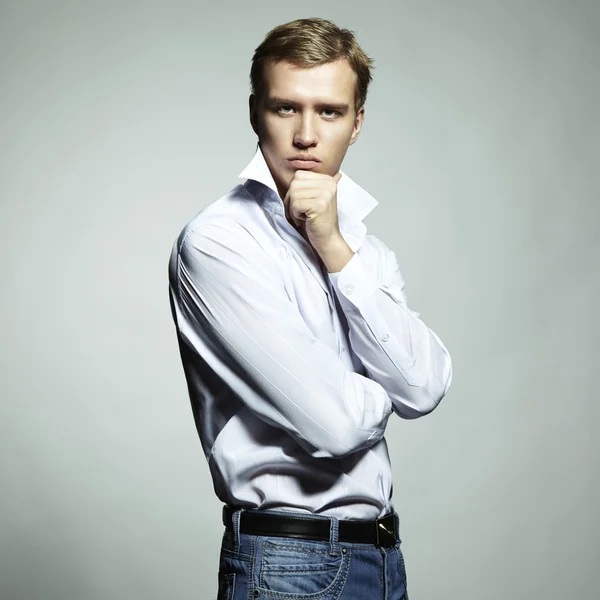 Retrato de moda de joven hombre hermoso sobre un fondo blanco — Foto de Stock