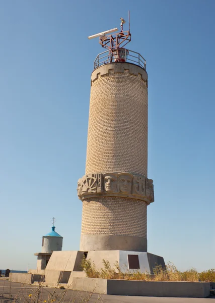 Der Leuchtturm - ein Denkmal auf einem Berg — Stockfoto
