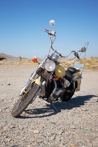 Old motorcycle is in a vacant lot autumn day — Stock Photo, Image