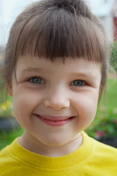 회색 눈 작은 여자의 초상화 — 스톡 사진