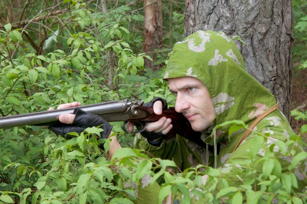 The shooter in camouflage with an old gun — Stock Photo, Image