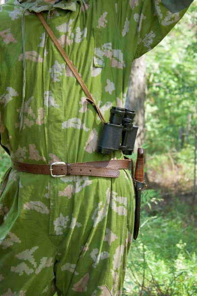 У охотника с собой полевое стекло и нож — стоковое фото