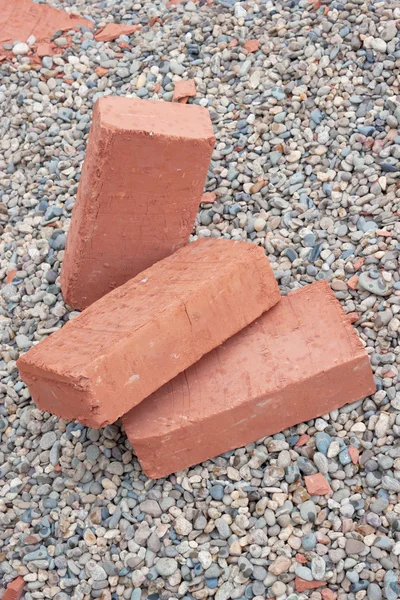 Три кирпича из красной глины — стоковое фото