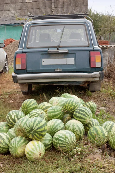 堆的西瓜和车 — 图库照片