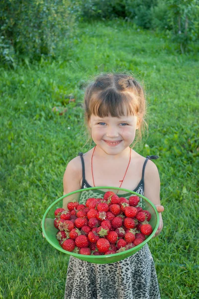 A menina com morangos — Fotografia de Stock
