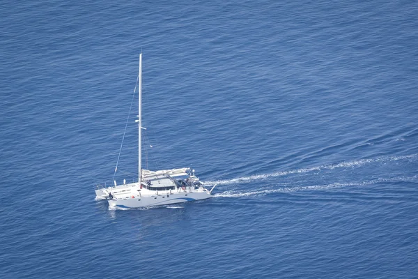 Лодка в голубом океане — стоковое фото