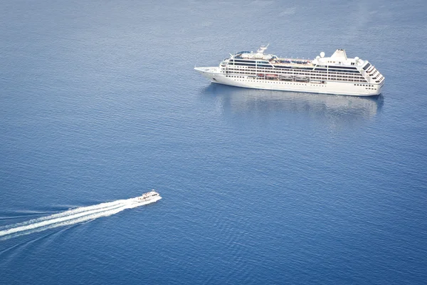 Crucero en el mar azul — Foto de Stock