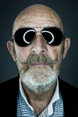 yaşlı adam güneş gözlüğü