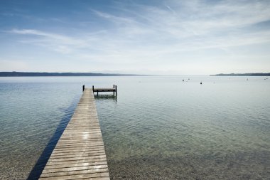 Gölü starnberg iskeleye