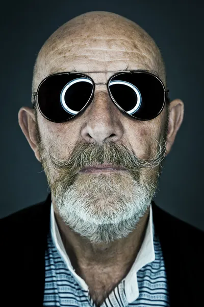 Oude man zonnebril — Stockfoto