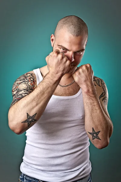 Człowiek z tatuażami — Zdjęcie stockowe