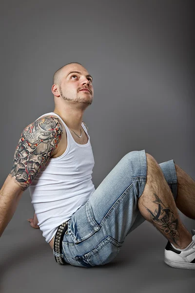 Homem com tatuagens — Fotografia de Stock