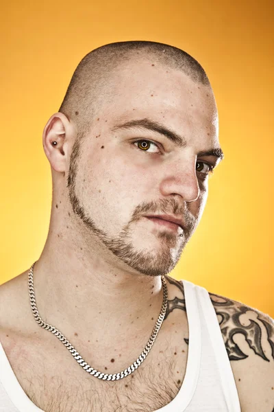 Hombre con tatuajes — Foto de Stock