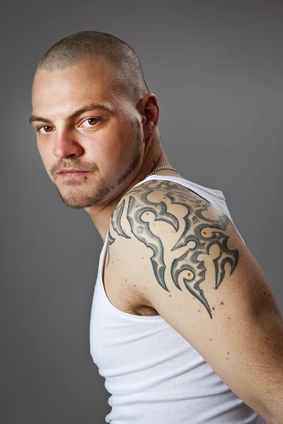Man med tatueringar — Stockfoto