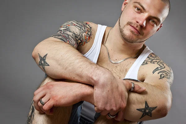 Hombre con tatuajes — Foto de Stock