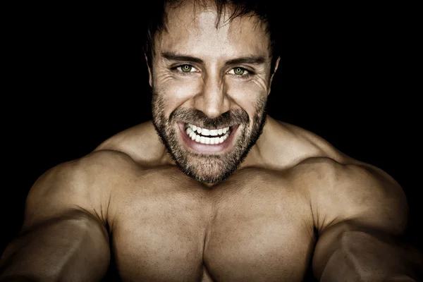 Arrabbiato muscoloso bodybuilding uomo — Foto Stock