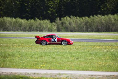 Kırmızı yarış araba