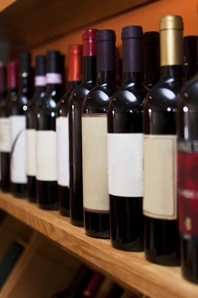 Bottiglie di vino di fila — Foto Stock