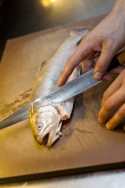 Preparazione del pesce — Foto Stock