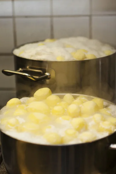 Vaření brambor — Stock fotografie