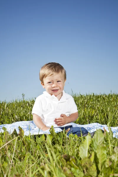 Kind in het gras — Stockfoto