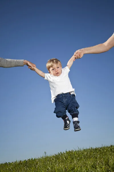 Kind in de lucht — Stockfoto