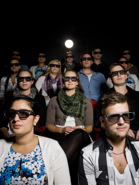 Vestindo óculos 3d no cinema — Fotografia de Stock