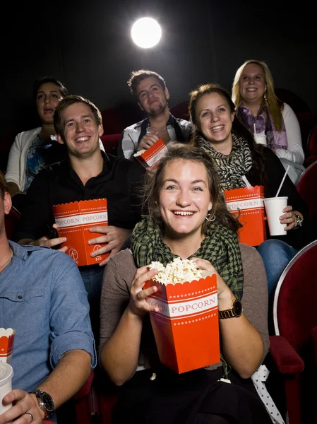 Їсть попкорн у кінотеатрі — стокове фото