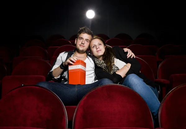 Молодая пара в кино — стоковое фото