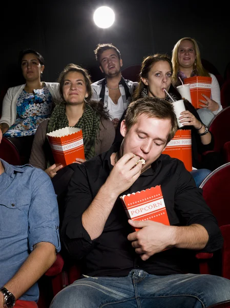 Adam sinemada patlamış mısır ile — Stok fotoğraf
