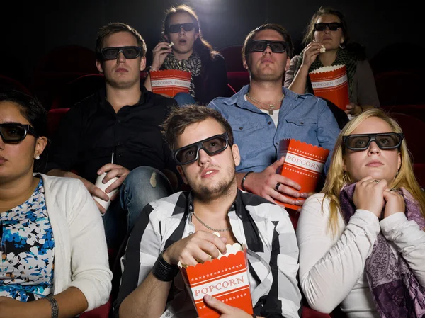 Espantados espectadores de cine — Foto de Stock